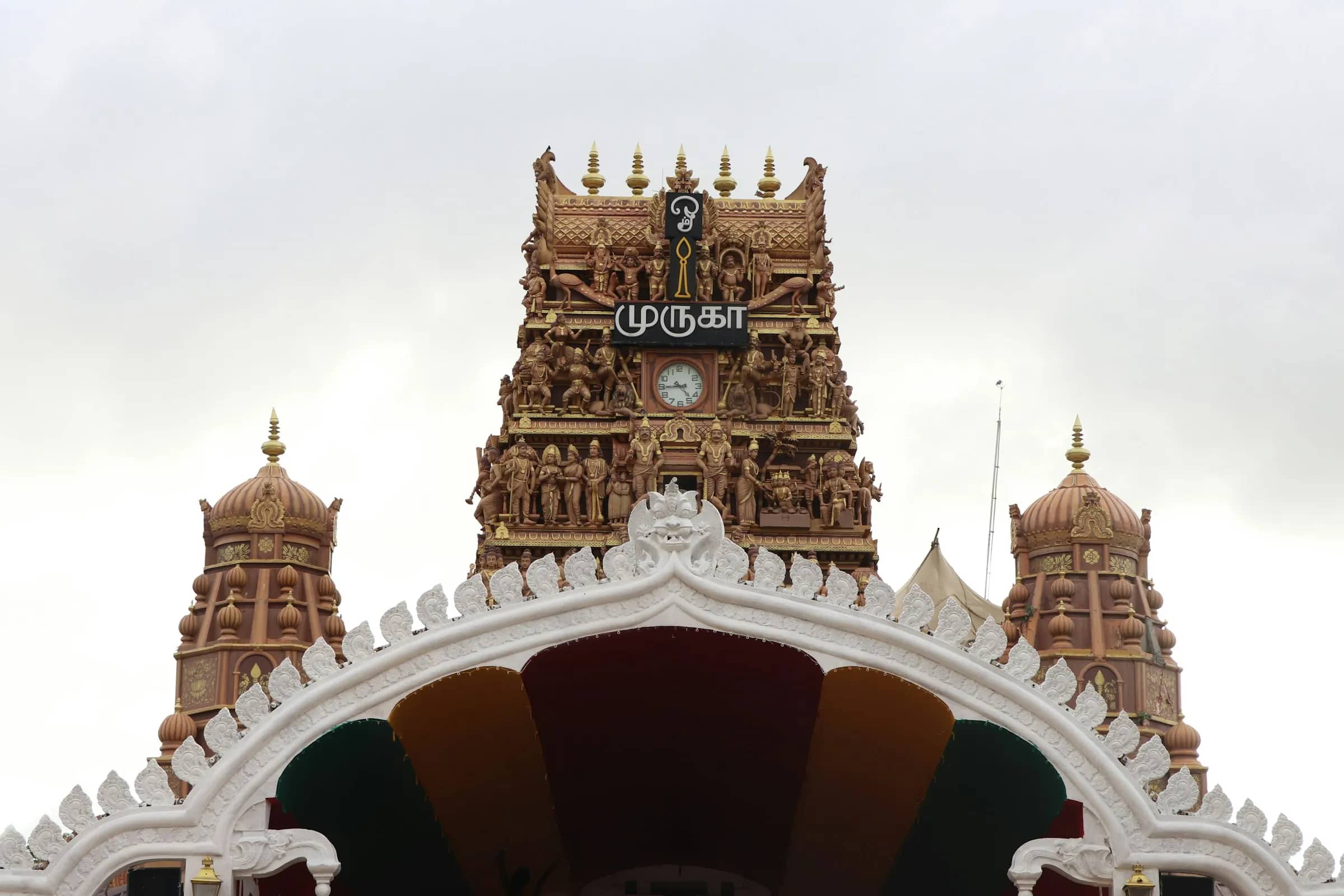 நல்லூர் கந்தசுவாமி கோயில் வாயிலின் சிற்பக் கோபுரமும் பொன்னிற வளைவும்